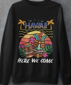 Alternative view of Hawaii Here We Come Funny Vintage Travel T-Shirt - Hoodie - Sweatshirt - Hawaii Is Calling Shirt